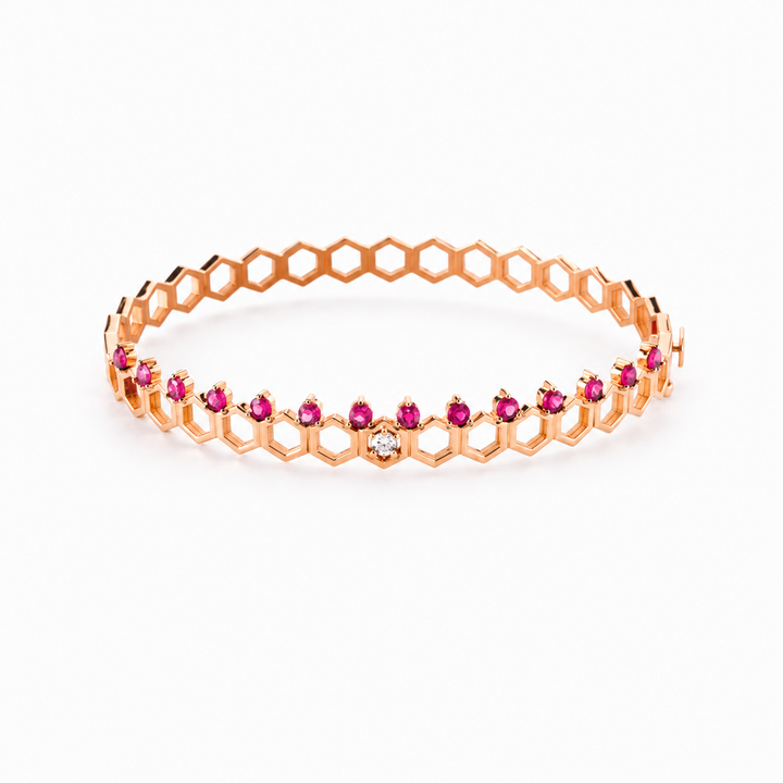 Bracelete Vazado com Diamantes Brancos e Cravações Externas de Rubi