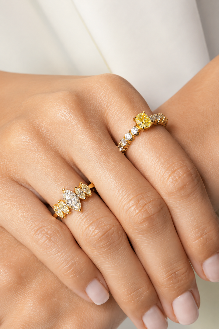 Anel Fancy Yellow Cushion com Diamantes brancos