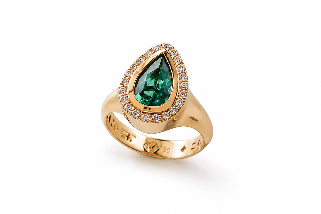 Anel Dedinho Turmalina Verde Gota com Diamantes Brancos