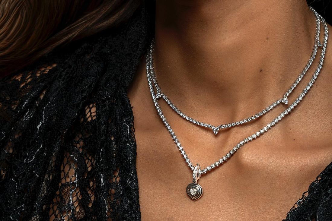 Colar Meia Riviera com Diamantes Brancos e Coração de Diamantes
