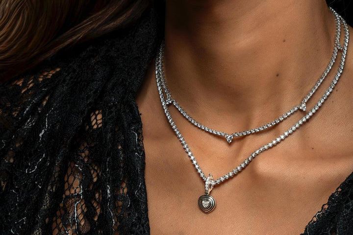 Colar Meia Riviera com Diamantes Brancos e Coração de Diamantes