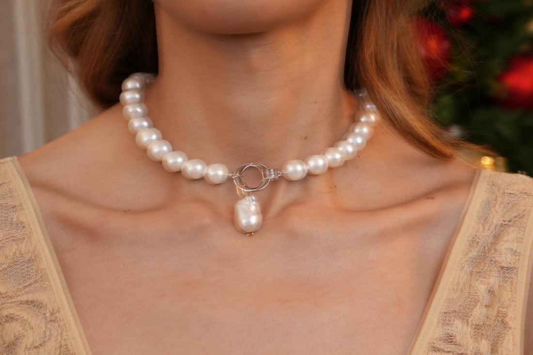 Colar Pérola fecho mosquetão com diamantes