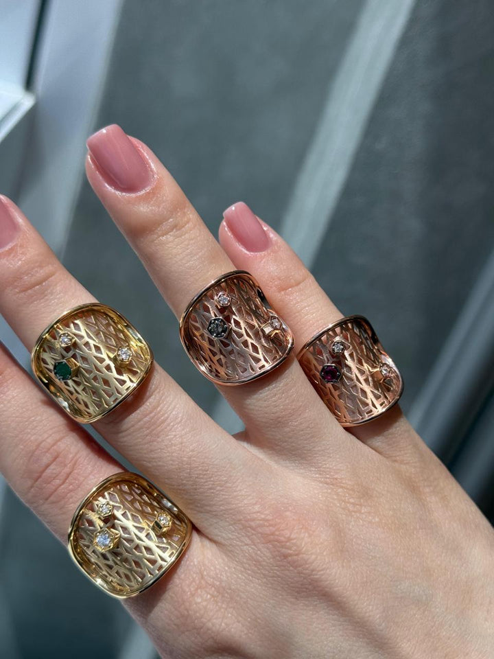 Anel vazado com Colmeia e Diamantes